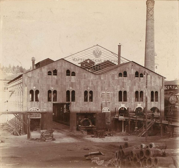  Fig. 6 : Usine métallurgique à Kouchva (vers 1910) – Source : Wikimedia Commons