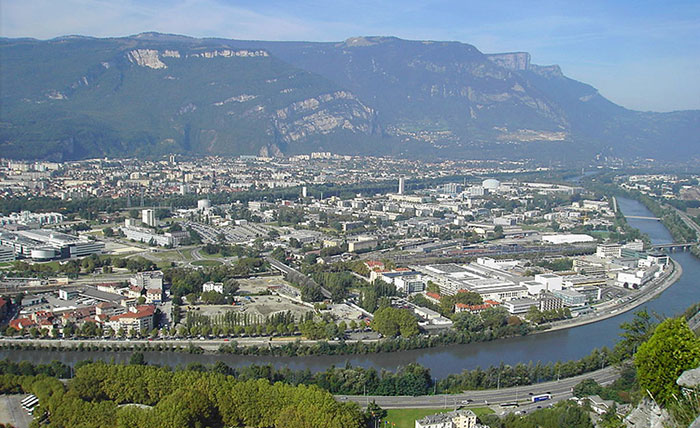 Fig. 6 : La Presqu'ile scientifique à Grenoble – Source : Milky [GFDL (http://www.gnu.org/copyleft/fdl.html) or CC BY-SA 3.0 (https://creativecommons.org/licenses/by-sa/3.0)], via Wikimedia Commons