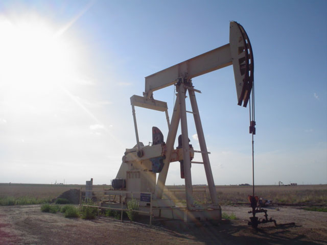 Fig. 3 : Yacimiento de petroleo – Fuente : Wikimedia Commons 