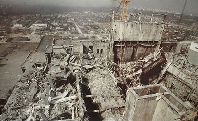 Fig. 5 : La centrale après l'explosion - Source : https://www.unlivredansmavalise.com/tchernobyl-bienvenue-enfer/