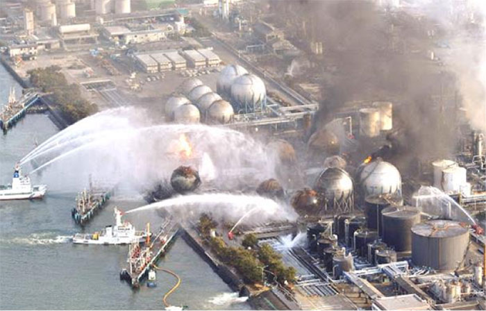 Fig. 6 : Lutte contre l'incendie des réacteurs - Source : https://bellona.org/news/nuclear-issues/nuclear-meltdown-in-japan/2016-03-five-years-after-fukushima-unlearned-lessons-spell-ongoing-catastrophes