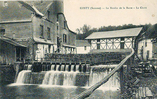 Fig. 5 : Le Moulin de la Barre, Début du 20ème siècle - Source : Scanné par Claude Shoshany [Public domain]. Wikimedia Commons