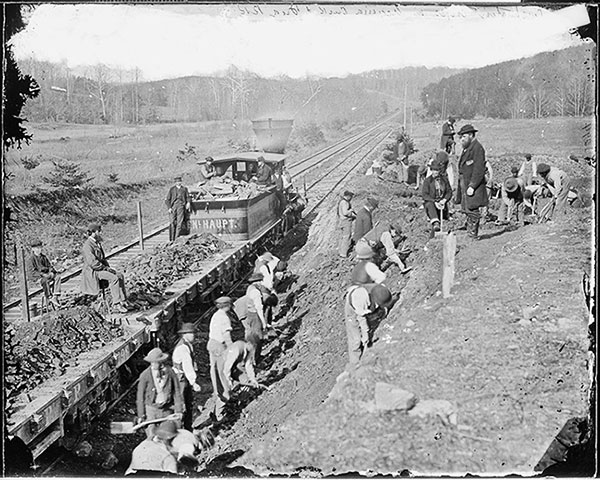 Fig. 4 : Construction des chemins de fer - Source : National Archives at College Park [Public domain], via Wikimedia Commons