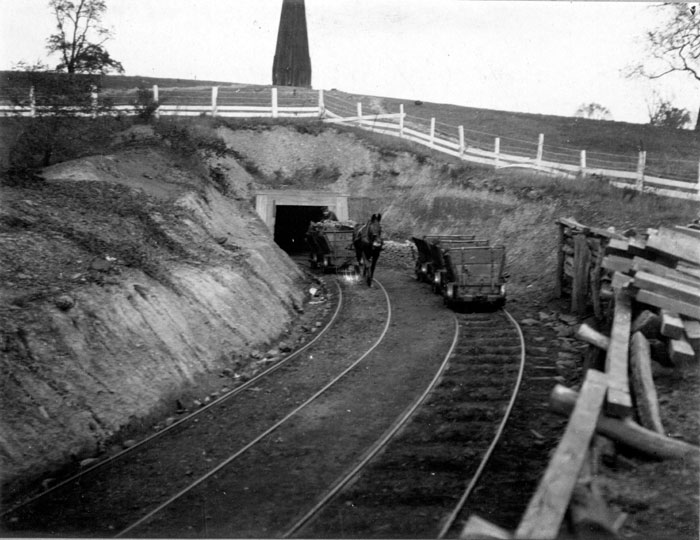 Fig. 5 : Les débuts de l'exploitation des mines de charbon - Source : R.W. Stone, US Geological Survey, via Wikimedia Commons