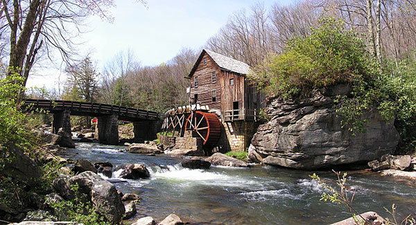 Fig. 2 : Très ancien moulin à eau - Source : Gabor Eszes (UED77) [CC BY-SA 3.0 (http://creativecommons.org/licenses/by-sa/3.0/)], via Wikimedia Commons
