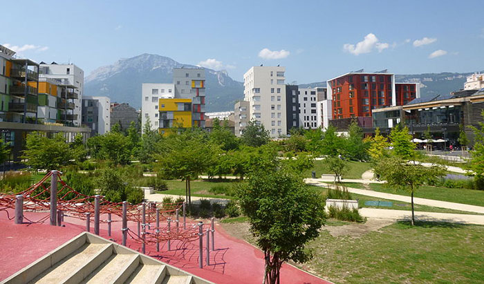 Fig. 2 : L' écoquartier de la caserne de Bonne à Grenoble intéresse les sociologues - Sources : Simdaperce [CC BY-SA 3.0 (https://creativecommons.org/licenses/by-sa/3.0)], via Wikimedia Commons