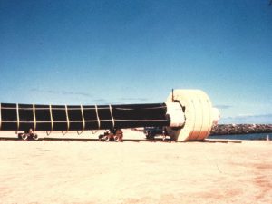 Fig. 6 : CEF du projet OTEC-1 (faisceau de 3 tubes de PEHD) en cours d’assemblage dans le port de Kawaihae, île d’Hawaï – Source photo: Luis Vega