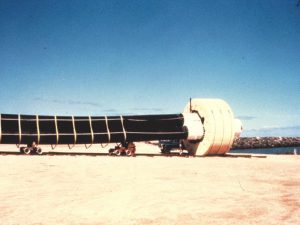 Fig. 6 : CEF du projet OTEC-1 (faisceau de 3 tubes de PEHD) en cours d’assemblage dans le port de Kawaihae, île d’Hawaï – Source photo: Luis Vega