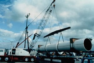 Fig. 7 : Déchargement dans le port d’Honolulu, Hawaï, d’une des 10 sections de 2.4 m de diamètre et 12 m de long assemblées par la suite pour le test offshore d’une CEF verticale – Source photo: Luis Vega