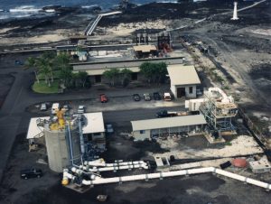 Fig. 8 : Vue aérienne de la centrale pilote ETM à cycle ouvert NPPE sur la côte ouest de l’île d’Hawaï; échangeurs de chaleurs et turbine sont situés à l’intérieur du bâtiment en béton maintenu sous vide pour permettre l’ébullition de l’eau de mer de surface – Source photo : Luis Vega