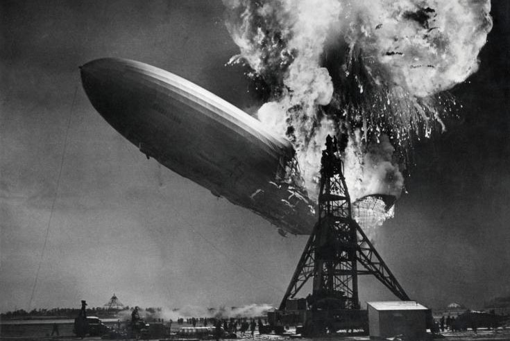 Fig. 2 : L'accident de l'Hindenburg - Source : Sam Shere (1905–1982) [Public domain], via Wikimedia Commons