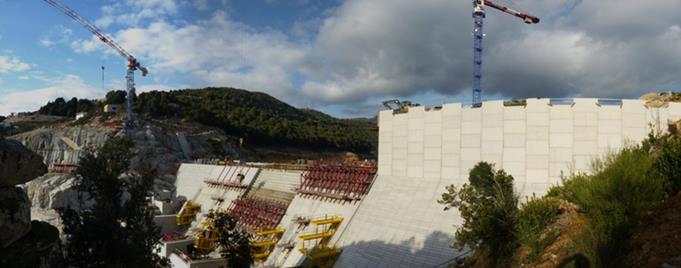 Fig. 4 : Barrage EDF de Rizzanese en Corse, hauteur 40 m, type BCR