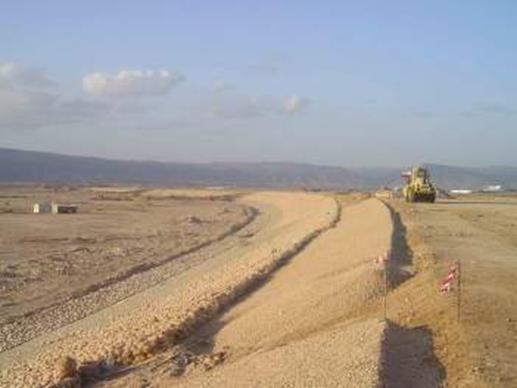 Fig. 5 : Construction du barrage de Salalah à Oman, barrage en terre avec paroi en béton plastique, hauteur 22 m, longueur 6 km