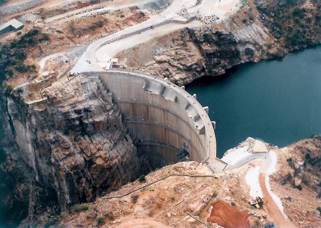 Fig. 6 : Barrage voute de Turkwel au Kenya, hauteur 155 m, longueur en crête 170 m