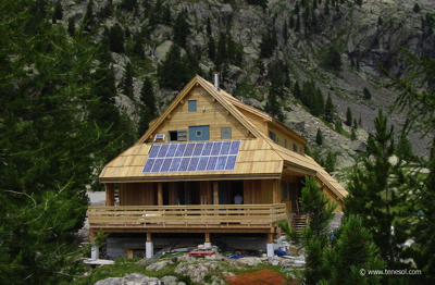 Fig. 2 : Refuge de la Cougourde (Parc du Mercantour, France), Site isolé avec 1,5 kWc de panneaux photovoltaïques installés. Source: Tenesol