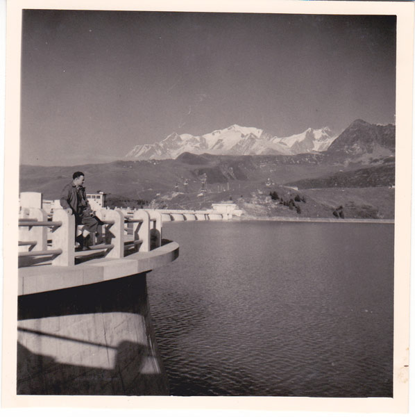 Fig. 4 : Léonide Ivanoff, chef d'aménagement de Roselend sur le barrage de la Girotte dans les années 1950 - Source : photo Ivanoff