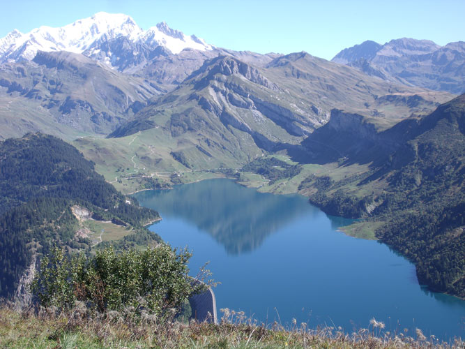 Fig. 8 : Le lac de Roselend et le Mont Blanc – Source : photo Ivanoff