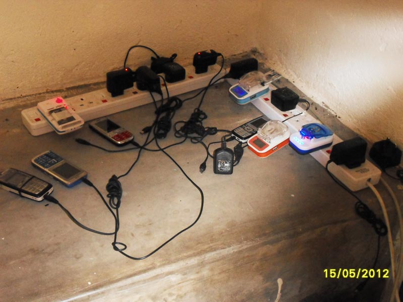 Fig. 6 : Recharge de batteries de portables dans un village alimenté par un mini réseau (hydroélectrique) - Source: Bernard Duhamel