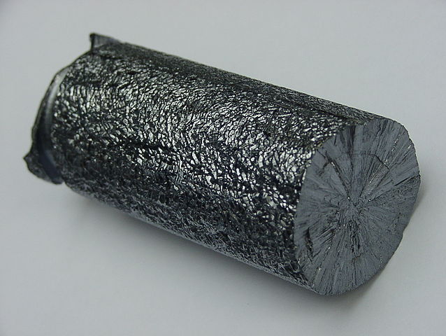Fig. 4 : Barreau de 302 grammes de silicium polycristallin (10,3 cm de long x 4 cm de diamètre)– Source : Warut Roonguthai, domaine public, commons.wikimedia.org