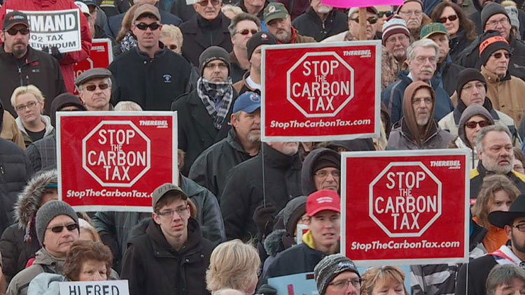 Image 6: Protesters gather to voice opposition to a carbon tax in Canada – Source: Radio-Canada