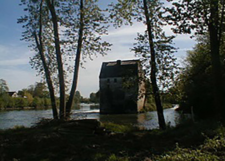 Fig. 7 : Un ancien moulin sur le Cher, en Touraine.