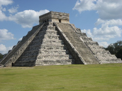 Fig. 1 : Pyramide de Kukulcán Fig. 1 : Pyramide de Kukulcán