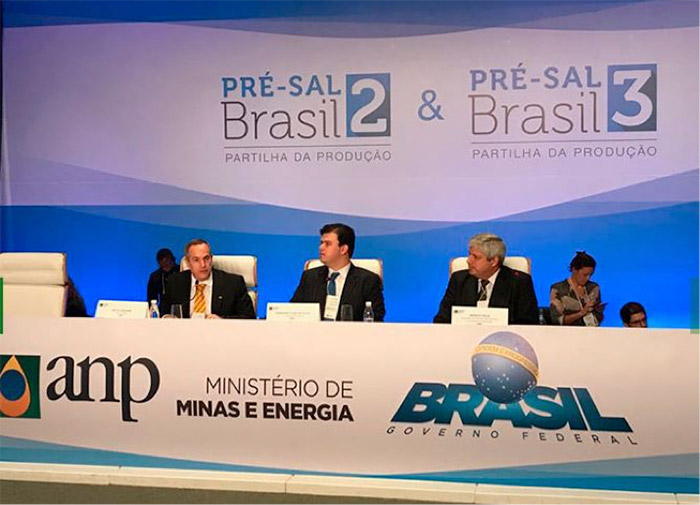 Image 4: Collective interview at the Public Offering Session in Rio de Janeiro, October 2017 - Source: ANP (http://www.anp.gov.br/imagens/category/23-2-e-3-rodadas-de-partilha-de-producao-pre-sal).