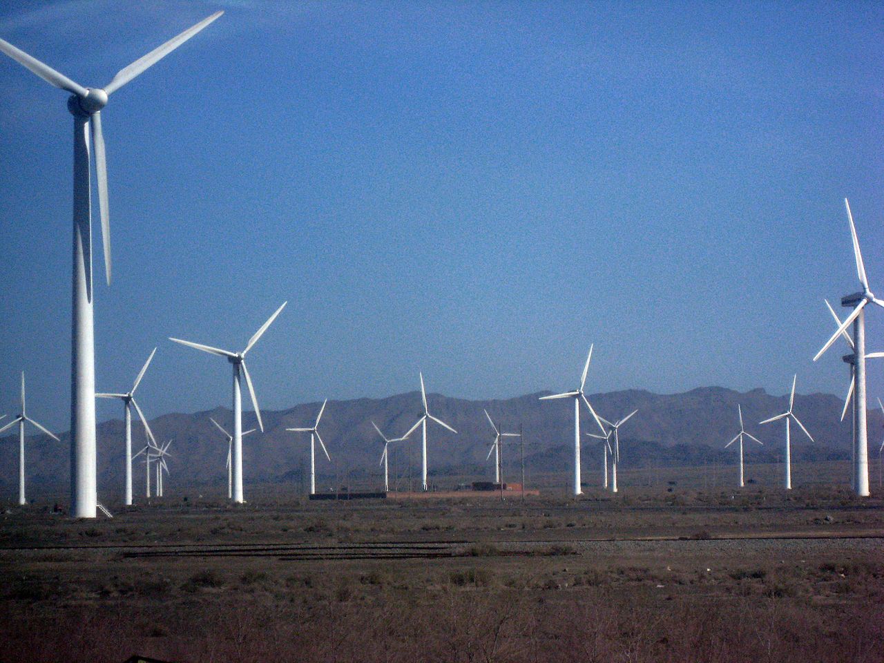 Fig. 4 : Un champ d'éoliennes en Chine. [Source : taylorandayumi [CC BY 2.0 (https://creativecommons.org/licenses/by/2.0)]https://www.google.com/search?q=Eolien+Chine+images&tbm=isch&source=univ&sa=X&ved=)