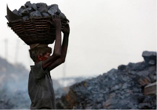 Fig. 5 : Exploitation traditionnelle du charbon en Inde. - Source : Ritimo