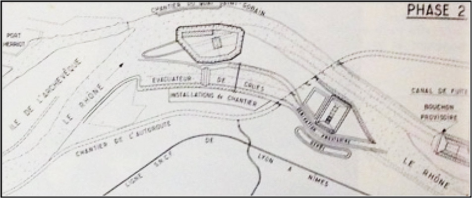 Fig. 4 : Réalisation des travaux du barrage et de l'ensemble écluse-déchargeur-usine. Source : Cazenave P. (1967). L’usine hydroélectrique de Pierre-Bénite, in revue Travaux, octobre 1967.