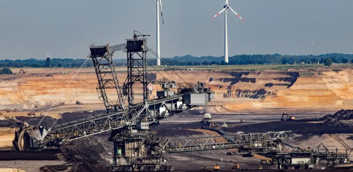 Dualité entre matières premières et énergie utilisée pour les transformer et les transporter